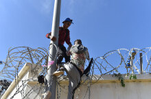 Μετανάστες ανεβαίνουν φράχτη στην προσπάθειά τους να φθάσουν στη Θέουτα, τον ισπανικό φύλακα στην Αφρική