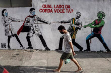 Βραζιλία: Άνδρας με μάσκα περνά μπροστά από γκράφιτι για τον κορωνοϊό - Δεύτερη παγκοσμίως σε συνολικά θύματα της πανδημίας Covid-19