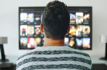 Τηλεθεατής μπροστά από ψηφιακή πλατφόρμα - Προβληματίζει τις εταιρείες ο «διαμοιρασμός λογαριασμών»