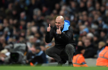 Ο Πεπ Γκουαρδιόλα δίνοντας οδηγίες σε ματς της Μάντσεστερ Σίτι