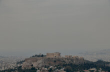Ο καπνός από τη φωτιά στην Κορινθία έφθασε στην Αττική - «Χάθηκε» ο ορίζοντας πίσω από την Ακρόπολη