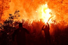 Κατάσβεση της φωτιάς που μαίνεται σε δασική έκταση στον Σχίνο Λουτρακίου