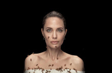 H Αντζελίνα Τζολί με μέλισσες στο πρόσωπο και το σώμα