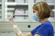 Εμβολιασμός: Υγειονομικός με μάσκα ετοιμάζει εμβόλιο για τον κορωνοϊό