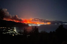 Φωτιά στην Κορινθία - Σε πύρινο κλοιό οικισμοί, καθώς η δασική πυρκαγιά έχει κάνει στάχτη το βουνό