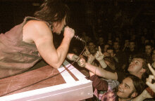 Στιγμιότυπο από τη συναυλία των Monster Magnet στην Αθήνα και το Ρόδον Club τον Απρίλιο του 2004