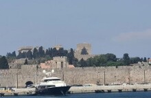 Καπνός στη Ρόδο από τη φωτιά στο Σχίνο Κορινθίας