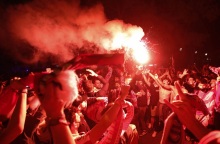 Οπαδοί της Ατλέτικο Μαδρίτης πανηγυρίζουν την κατάκτηση του πρωταθλήματος