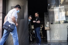 ΕΜΠΡΗΣΤΙΚΗ ΕΠΙΘΕΣΗ ΣΕ ΔΥΟ ΕΠΙΧΕΙΡΗΣΕΙΣ ΤΗΣ ΣΥΖΥΓΟΥ ΤΟΥ Ν. ΧΑΡΔΑΛΙΑ ΣΤΟΝ ΒΥΡΩΝΑ