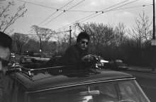 Ο Bob Dylan σε οροφή αυτοκινήτου, Μασαχουσέτη, Απρίλιος 1964