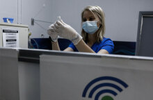 Υγειονομικός με μάσκα ετοιμάζει εμβόλιο για τον κορωνοϊό - Την Τετάρτη 26 Μαΐου 2021 ανοίγει η πλατφόρμα για τους 35-39 με όλα τα εμβόλια