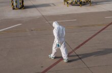 Εργαζόμενος με στολή προστασίας από τον κορωνοϊό