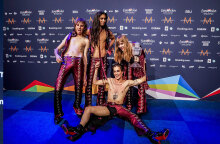 Το συγκρότημα Maneskin, οι μεγάλοι νικητές στη Eurovision 2021 - O frontman Damiano David πεσμένος στο πάτωμα