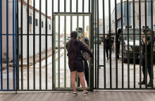  Ισπανία - Μεταναστευτικό: Γυναίκα στη Θέουτα, τον ισπανικό θύλακα στο Μαρόκο, μιλά σε αστυνομικό έξω από αποθήκη η οποία έχει μετατραπεί σε προσωρινό χώρο παραμονής ασυνόδευτων ανηλίκων