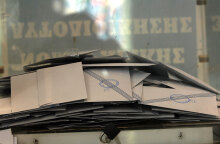 Ψήφοι σε κάλπη (ΦΩΤΟ ΑΡΧΕΙΟΥ) - Οι απόδημοι Έλληνες ζητούν από τα κόμματα να υπερψηφίσουν το νομοσχέδιο του Υπουργείου Εσωτερικών για την άρση των περιορισμών στην ψήφο από τον τόπο κατοικίας στο εξωτερικό