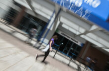 Κοπέλα με μάσκα έξω από εμβολιαστικό κέντρο - Οι εμβολιασμοί για τον κορωνοϊό στην Ελλάδα συνεχίζουν να αυξάνονται