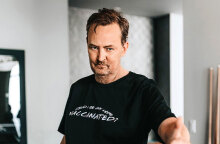 Ο Μάθιου Πέρι (aka Τσάντλερ Μπινγκ από τα «Φιλαράκια») με το μπλουζάκι για τον εμβολιασμό κατά του κορωνοϊού