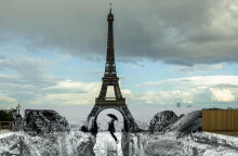 Άνθρωπος με ομπρέλα «πετά» πάνω από χαράδρα στο Παρίσι με φόντο τον Πύργο του Άιφελ