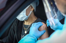 Εμβολιασμός για τον κορωνοϊό στην Πολωνία - Υγειονομικός χορηγεί το εμβόλιο σε πολίτη που βρίσκεται μέσα σε αυτοκίνητο