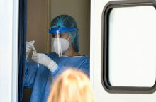 ΕΟΔΥ: Υγειονομικός πραγματοποιεί δωρεάν rapid test για τον κορωνοϊό σε περιοχή στην Αττική