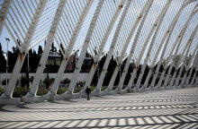 Άνδρας περπατά στο ΟΑΚΑ (ΦΩΤΟ ΑΡΧΕΙΟΥ) - Ο ΕΟΔΥ ανακοίνωσε τα νέα κρούσματα κορωνοϊού στην Αττική σήμερα Τετάρτη (26/5)