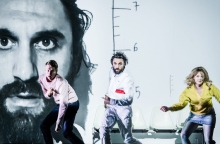 Από την παράσταση "Ιστορία της βίας" της Schaubühne σε σκηνοθεσία Thomas Ostermeier, στο Φεστιβάλ Αθηνών