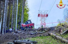 Σωστικά συνεργεία στο σημείο όπου έπεσε το τελεφερίκ στη λίμνη Ματζιόρε της Ιταλίας