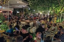 Ρεμβάζοντας στην αυλή της Παλιάς Πλατείας 