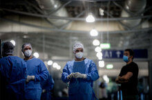 Υγειονομικός με μάσκα και προστατευτική στολή για κορωνοϊό - Από την έναρξη της πανδημίας τα συνολικά κρούσματα στην Ελλάδα ξεπέρασαν τις 400.000