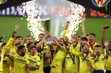 Οι παίκτες της Βιγιαρεάλ πανηγυρίζουν την κατάκτηση του Europa League