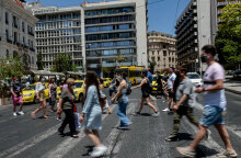 Σύνταγμα: Πολίτες με μάσκα για κορωνοϊό διασχίζουν διάβαση - Ο ΕΟΔΥ ανακοίνωσε τα νέα κρούσματα