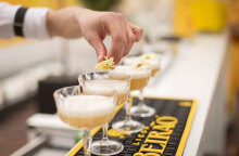 Μπάρμαν ετοιμάζει ποτά - Στην Ολλανδία ανοίγει η εστίαση και σε εσωτερικούς χώρους