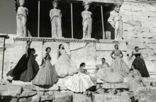 O φωτογράφος Jean-Pierre Pedrazzini απαθανατίζει για το Paris Match τις «Καρυάτιδες» του Christian Dior, 1951 