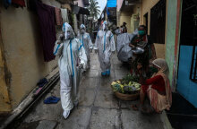 Ινδία: Υγειονομικοί με προστατευτική στολή για τον κορωνοϊό σε παραγκούπολη