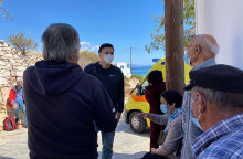 Ο Βασίλης Κικίλιας στην πρόσφατη επίσκεψη του σε εμβολιαστικό κέντρο στις Κυκλάδες