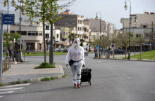 Μαρόκο: Εθελόντρια με προστατευτική στολή για τον κορωνοϊό μεταφέρει είδη πρώτης ανάγκης σε ευπαθείς ομάδες στην πρωτεύουσα Ραμπάτ