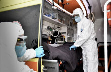 Πλήρωμα σε ασθενοφόρο του ΕΚΑΒ με προστατευτική στολή για τον κορωνοϊό - Οι νεκροί στην Ελλάδα από τις επιπλοκές της Covid-19 ξεπέρασαν τις 12.000 το Σάββατο 29 Μαΐου 2021