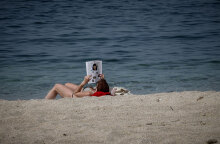 Λουόμενη σε παραλία στην Αττική διαβάζει περιοδικό (ΦΩΤΟ ΑΡΧΕΙΟΥ) - Ο ζεστός καιρός σήμερα Σάββατο (29/5) έκανε αρκετούς να πάνε για μπάνιο στη θάλασσα