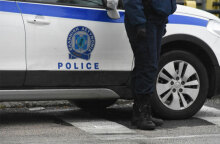 Αστυνομικός της ΕΛ.ΑΣ έξω από περιπολικό - Πρόστιμα στην εστίαση κόπηκαν στη Θεσσαλονίκη