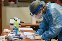 Υγειονομικός με μάσκα και προστατευτική στολή για τον κορωνοϊό