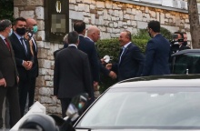 Στιγμιότυπο από το ανεπίσημο δείπνο Δένδια - Τσαβούσογλου