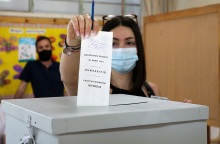 Εκλογές στην Κύπρο: Στιγμιότυπο από την κάλπη - Με μάσκες οι ψηφοφόροι