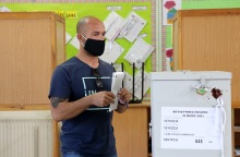 Εκλογές στην Κύπρο: Στιγμιότυπο από την κάλπη - Με μάσκες οι ψηφοφόροι 