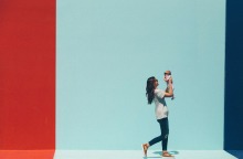 Γυναίκα που σηκώνει ψηλά μωρό με τα χέρια της