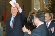 Ο Κώστας Σημίτης την περίοδο της πρωθυπουργίας του σε εκδήλωση για την υποδοχή του ευρώ