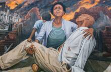 100 χρόνια από τη Σφαγή της Ταάσλα - Tοιχογραφία που απεικονίζει ένα παιδί και μια γυναίκα που κρατά έναν άνδρα κατά τη σφαγή της Τάλσα στην περιοχή Greenwood