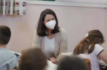 Η Νίκη Κεραμέως κατά την επίσκεψή της σε σχολείο