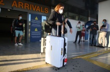 Ταξιδιώτες φτάνουν στην Ελλάδα