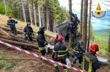 Τραγωδία με τελεφερίκ στην Ιταλία - Διασώστες στα συντρίμμια της καμπίνας 