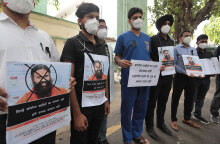 Ινδία - Κορωνοϊός: Παράσταση διαμαρτυρίας από γιατρούς για τον γκουρού που αρνείται να κάνει εμβόλιο και υποστηρίζει ότι η γιόγκα προστατεύει από την Covid-19